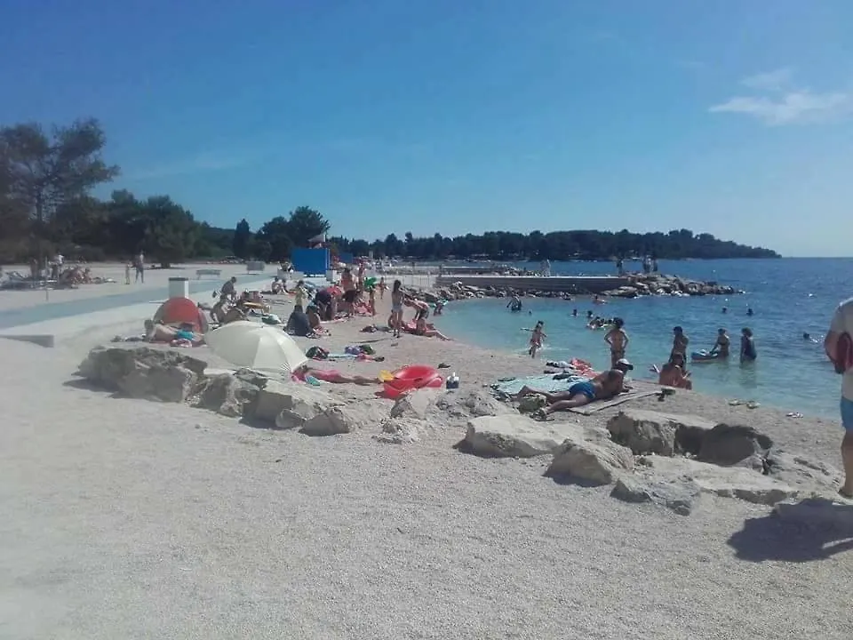 Studio Apartment With Free Parking And No Balcony But Terase In Front Of The House Pula